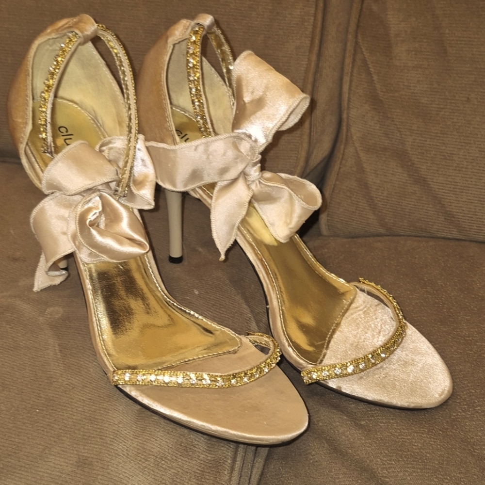 Club Zone High Heels Size 9 Ankle Bow and Rhinestones EUC Bling Crystals Dancing